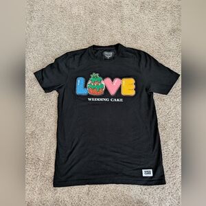 Wedding Cake Black Graphic T-Shirt with Colorful 'LOVE' Design Sz:LARGE